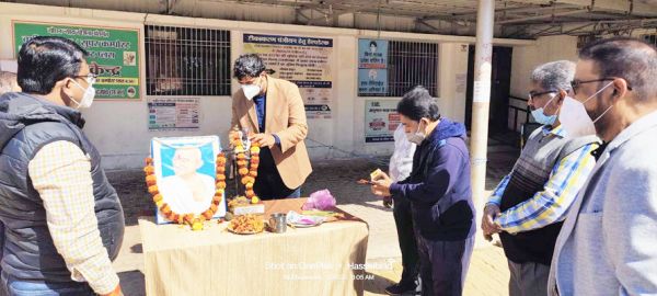 पुण्यतिथि पर बापू को दी श्रद्धांजलि