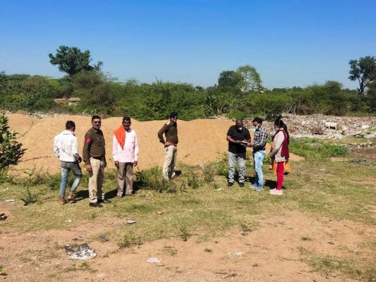 छापा, दो जगहों से 22 हाइवा भंडारित रेत जब्त