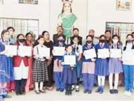 चित्रकला प्रदर्शन में वंशिका प्रथम