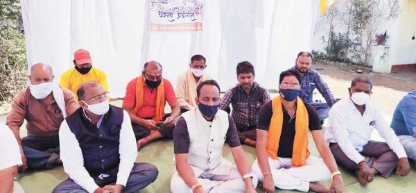 5 सूत्रीय मांगों को लेकर किसानों ने किया धरना प्रदर्शन