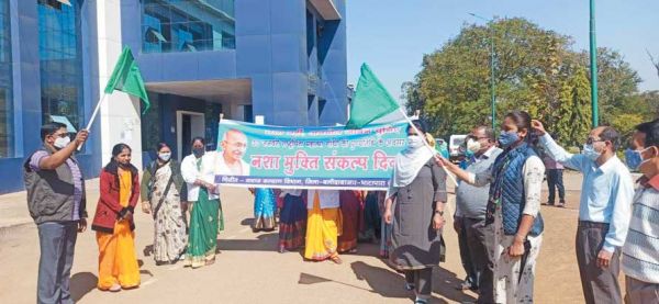 शहीदों की स्मृति में मौन धारण कर दी श्रद्धांजलि