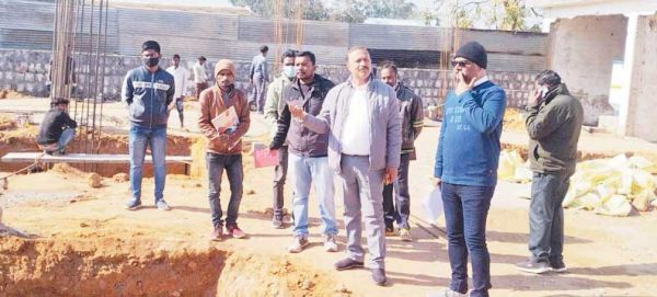 श्रम कल्याण मंडल अध्यक्ष ने इनडोर स्टेडियम का किया निरीक्षण