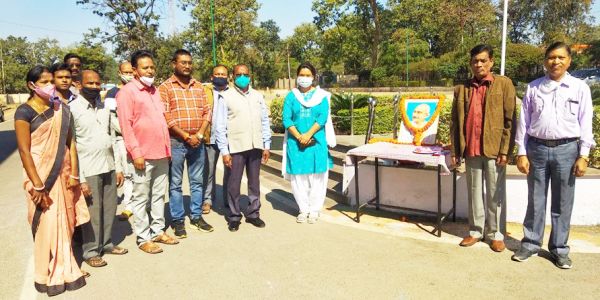 महात्मा गांधी को दी श्रद्धांजलि