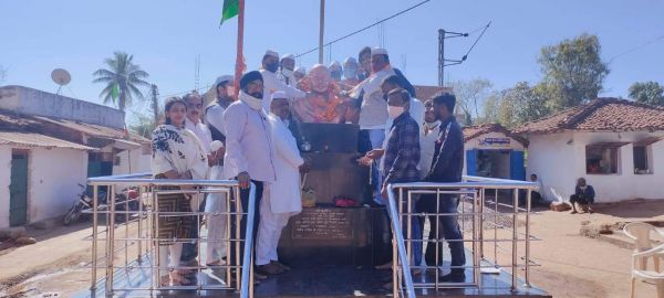 महात्मा गांधी की मूर्ति पर श्रद्धासुमन अर्पित