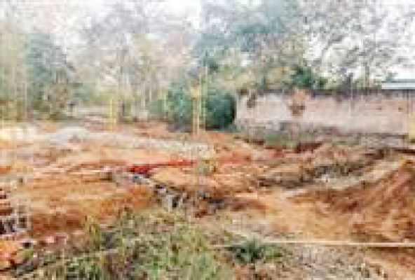 शासन से मिली जमीन को बेचा, मकान निर्माण शुरू