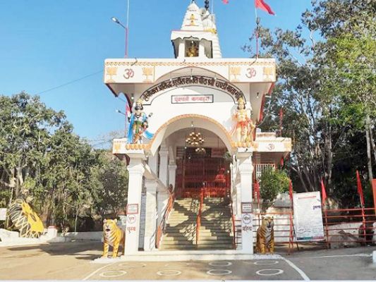 माता को प्रणाम कर दान पेटी तोड़ जेवर-नगदी ले भागे चोर