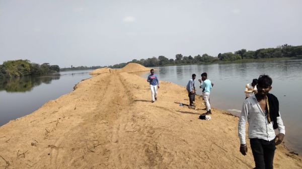 रेत की लीज निरस्त करने और ठेकेदार पर कार्रवाई की तैयारी में प्रशासन