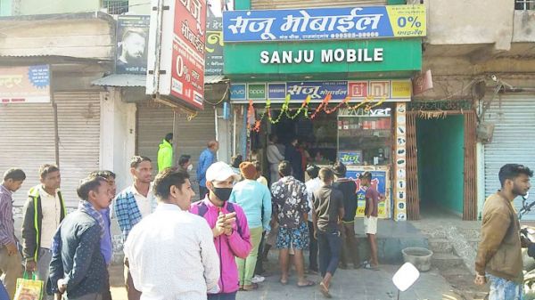 दुकान से लाखों के मोबाइल चोरी
