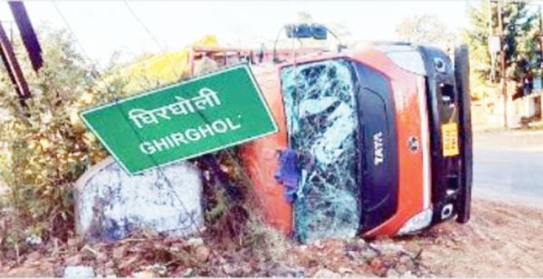 वाहन पलटने से ड्राइवर की मौत, 3 जख्मी