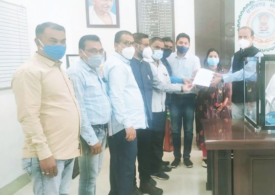 गंडई सीएमओ के पक्ष में संघ ने सौंपा ज्ञापन