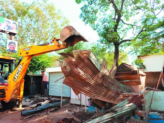 पालिका के तोड़ूदस्ता ने ढहाए दर्जन भर कब्जे