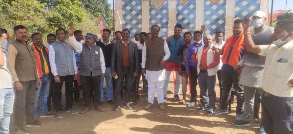 भाजपा किसान मोर्चा ने धान खरीदी का समय बढ़ाने व मुआवजा को ले किया धरना-प्रदर्शन