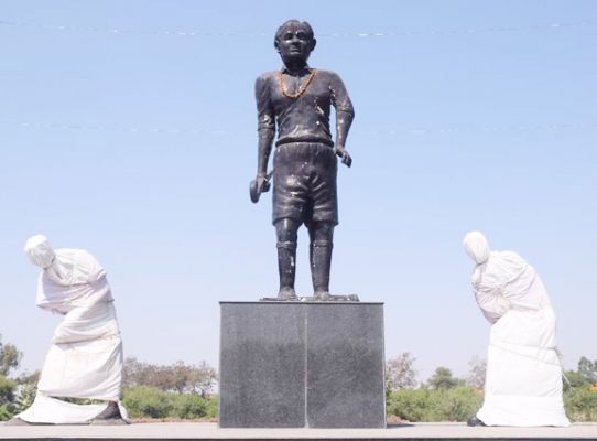 प्रतिमाओं के देखभाल में लापरवाही...