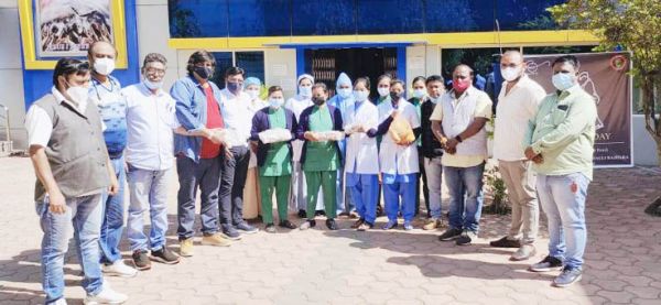 रविंद्र भेंडिया की जयंती पर अस्पताल में बांटे फल