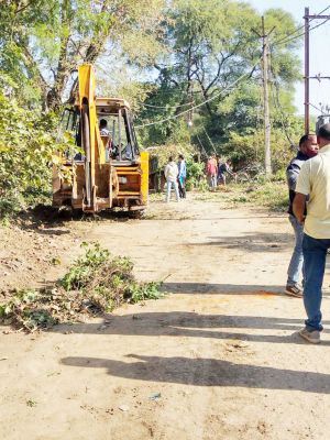 सामुदायिक भवन व तालाब की सफाई