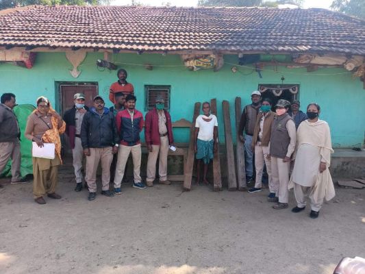 गांव में छापा, साल और बीजा की चिरान जब्त