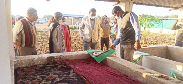 कलेक्टर ने धान खरीदी, टीकाकरण केंद्र एवं गौठानो में पहुंचकर लिया जायजा