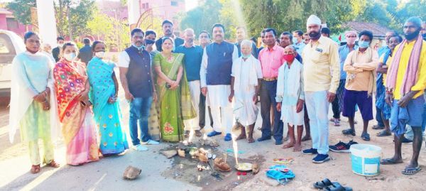 डेढ़ करोड़ के सडक़ डामरीकरण का संसदीय सचिव ने किया भूमिपूजन