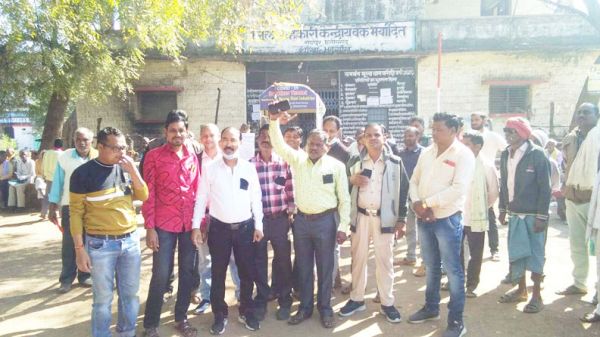 जिला सहकारी बैंक कर्मचारियों ने वेतन वृद्धि की मांग को लेकर किया प्रदर्शन