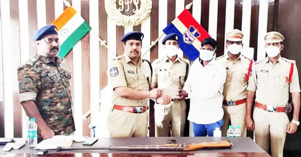 सुकमा के नक्सली हिड़मा ने तेलंगाना में किया समर्पण,  रायफल भी सौंपा