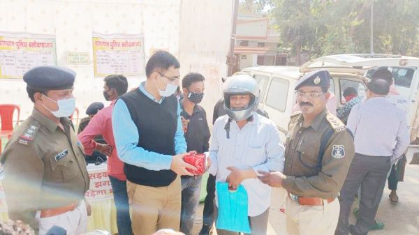 यातायात नियमों का पालन कर सुगम एवं सुरक्षित यात्रा की दी जा रही है समझाइस