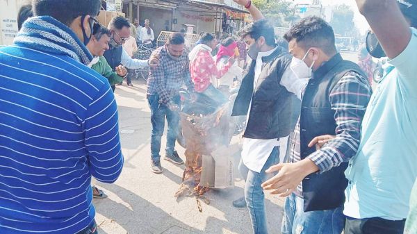भाजयुमो ने फूंका राहुल का पुतला