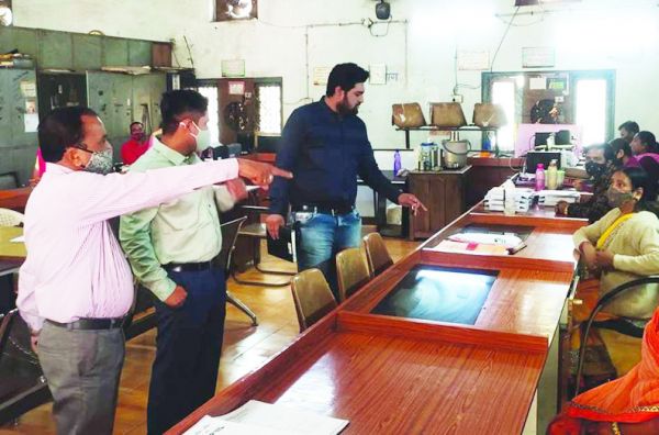 नए आदेश का पालन, सभी अधिकारी-कर्मचारी 10 बजे विभाग में मिले