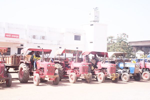 प्रदर्शन के लिए हाईवा-ट्रैक्टर लेकर पहुंचे मालिक