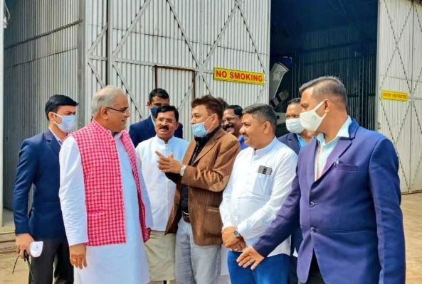 सीएम भूपेश से अम्बिकापुर के नेताओं ने की मुलाकात