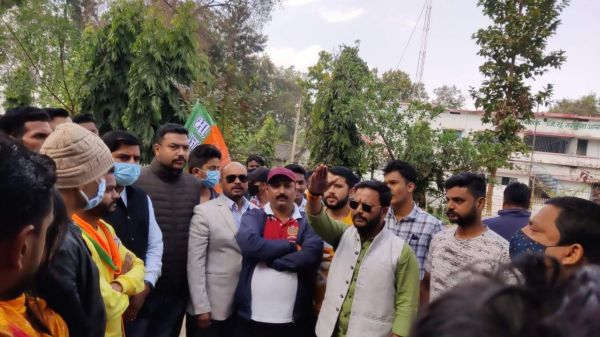 भाजपा युवा मोर्चा ने वनों की कटाई रोकने व रेंजर लखनपुर को निलंबित करने डीएफओ को सौंपा ज्ञापन