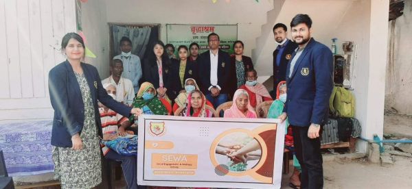 जेपी इंटरनेशनल स्कूल ने बालिका गृह में कंबल बांटे