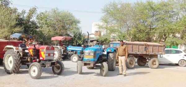 रेत का अवैध  परिवहन करते 8 वाहन पकड़ाए