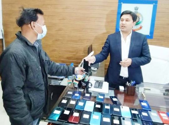 15 लाख के गुम मोबाइल मिले, मालिकों को सौंपा