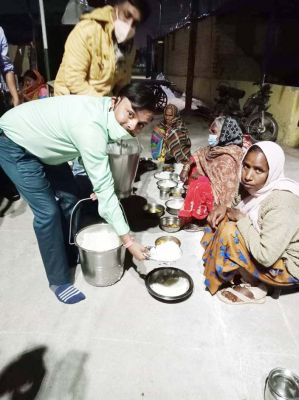 हितकारी फाउंडेशन ने बांटे फल