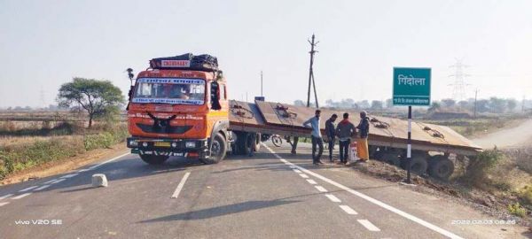 लोहे की प्लेट से भरा ट्रेलर गिंदोला मोड़ पर फंसा, टकराकर सिपाही घायल