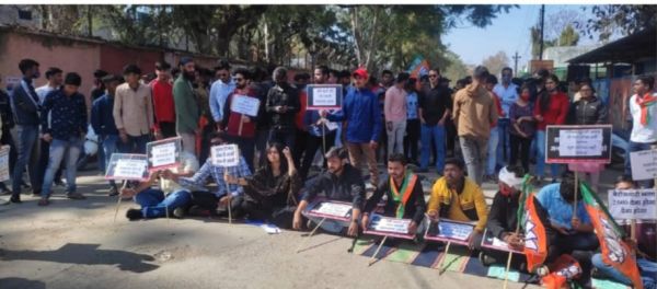 शहर की खस्ताहाल सडक़ व नाली को लेकर भाजपा युवा मोर्चा ने किया चक्काजाम