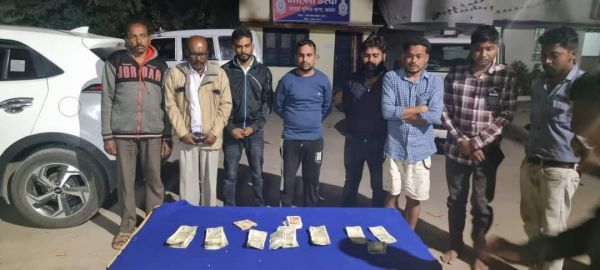 जंगल में जुआ खेलते 9 गिरफ्तार