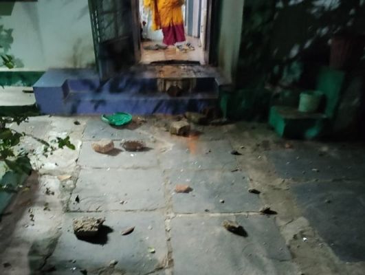 भाजपा नेत्री के दरवाजे पर बरसे ईंट-पत्थर, जान से मारने की धमकी देता रहा आरोपी, एफआईआर नहीं