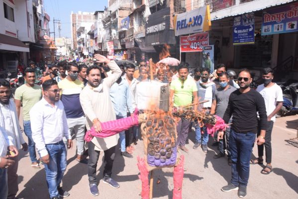 पूर्व मंत्री मूणत का युकां ने फूंका पुतला