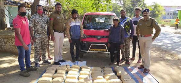 गांजा की तस्करी करते दो पकड़ाए