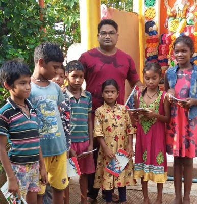 सरस्वती पूजा कर बांटे पुस्तक कापी