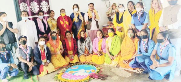 बसंत पंचमी पर जीवंत कलाकृति और झांकी का प्रदर्शन