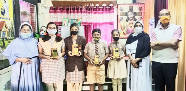 चित्रकला में माध्यमिक वर्ग में जानवी, जूनियर वर्ग में लावण्या प्रथम