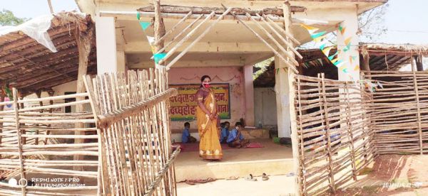 मंच में प्राथमिक शाला के बच्चे पढऩे मजबूर