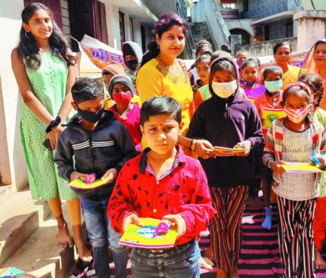 बसंत पंचमी पर बच्चों को बांटे पेन, कापी व किताबें