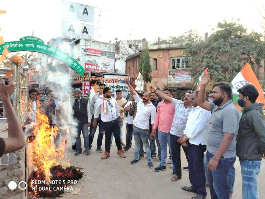 युवा कांग्रेस ने मूणत का पुतला फूंका