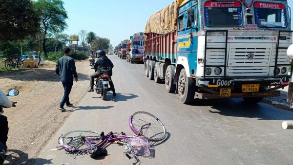 बस की चपेट में स्कूली छात्रा जख्मी, चक्काजाम, बसों में तोडफ़ोड़ भी