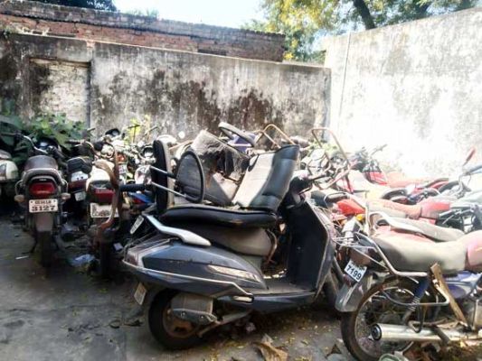 आबकारी में जब्त लाखों के वाहन बन गए कबाड़, जगह कम