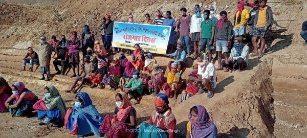 रोजगार दिवस में दी मजदूरों को जानकारी