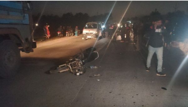 दो बाइक को टक्कर मारते पिकअप फरार, 1 मौत, 4 गंभीर